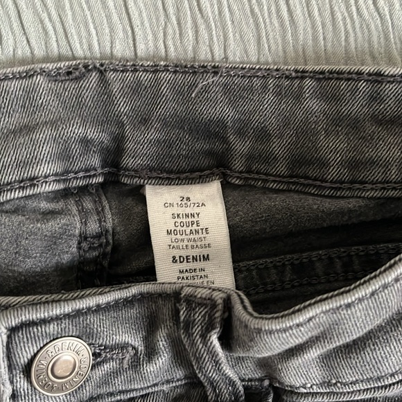 H&M Jeans skinny in grey 28”. - Picture 3 of 4